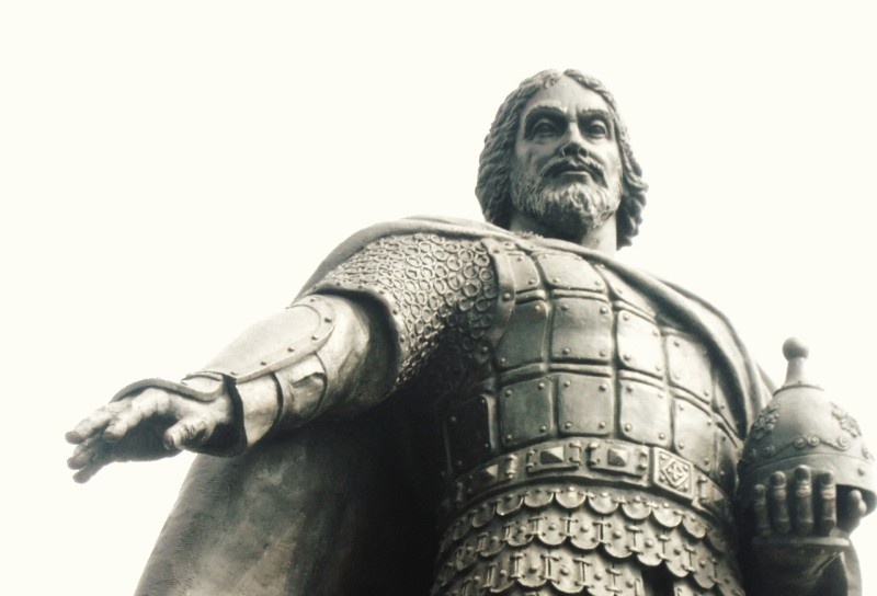 Памятник Владимиру Храброму в Серпухове.