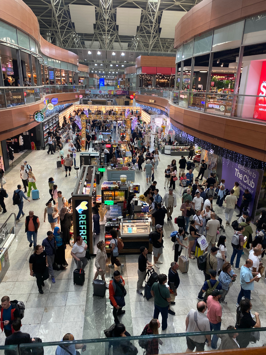 Туристы в аэропорту. Турция. Фото из личного архива 