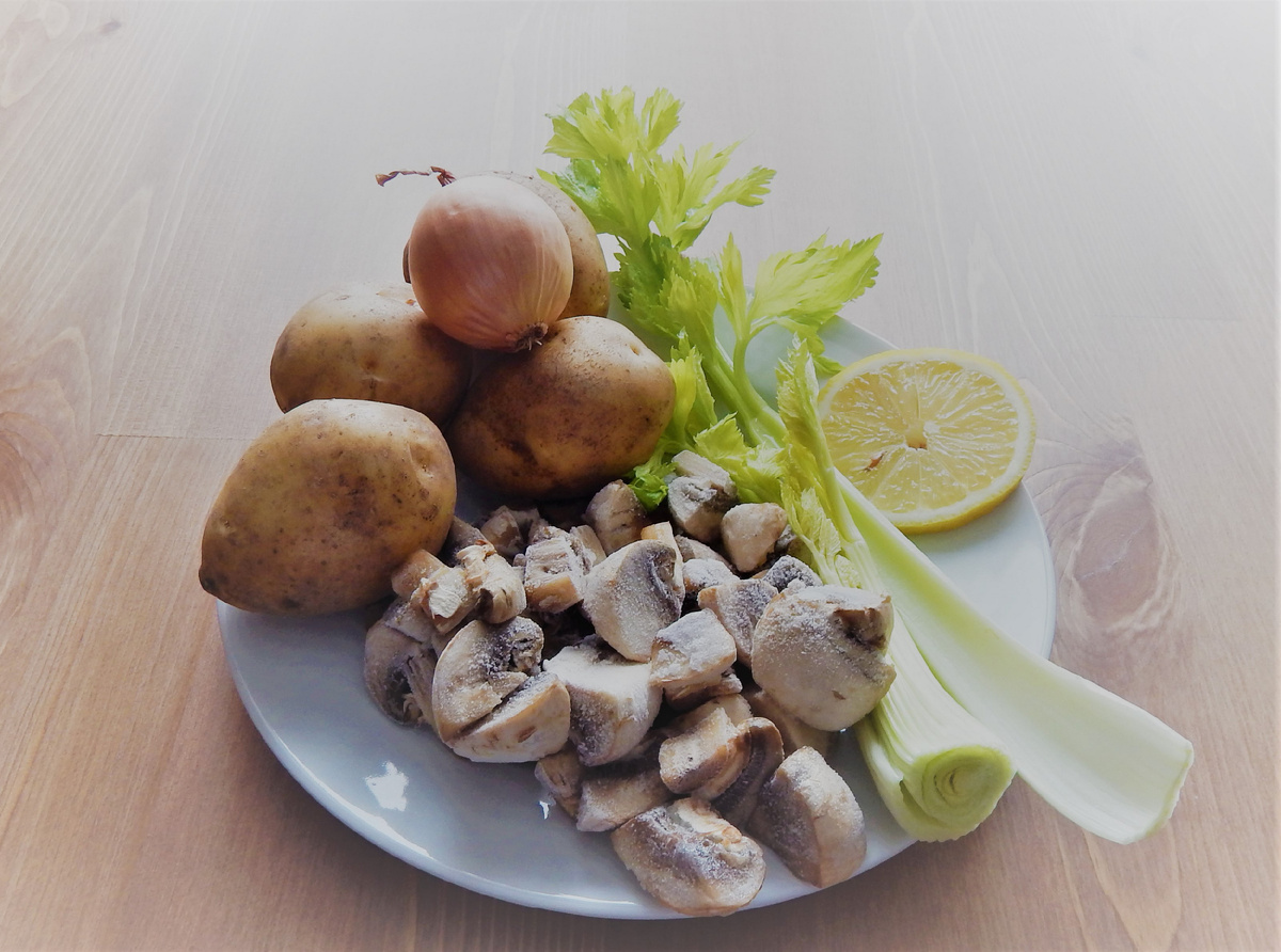 Постный суп. Шаг 1. Фото: канал Три рецепта.