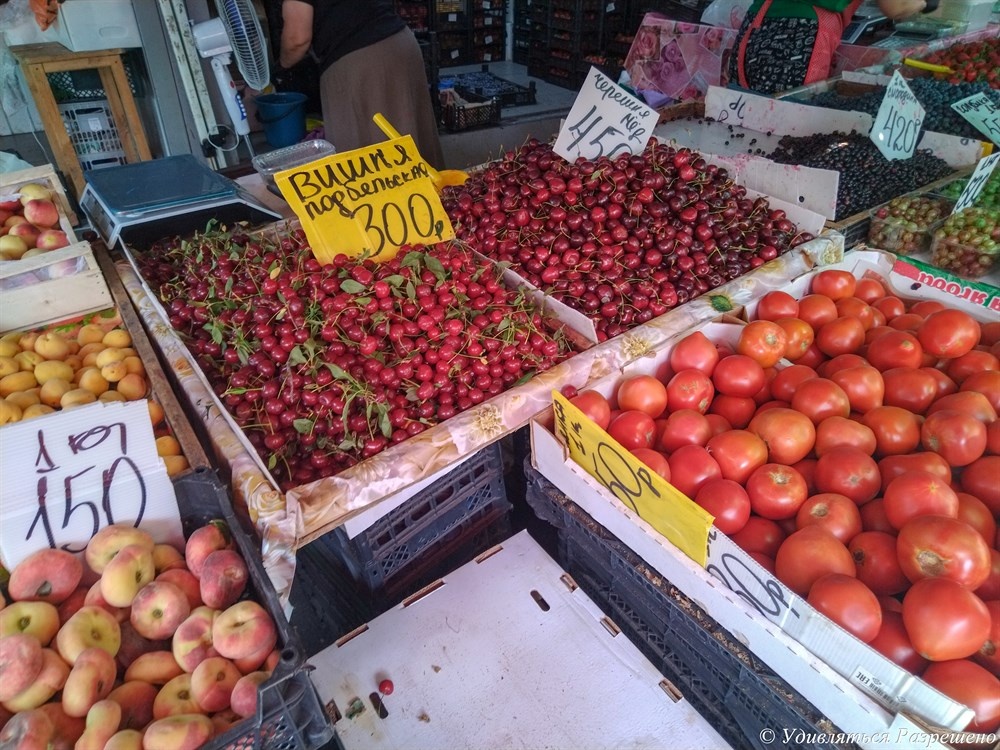 И есть даже крымские персики плоские