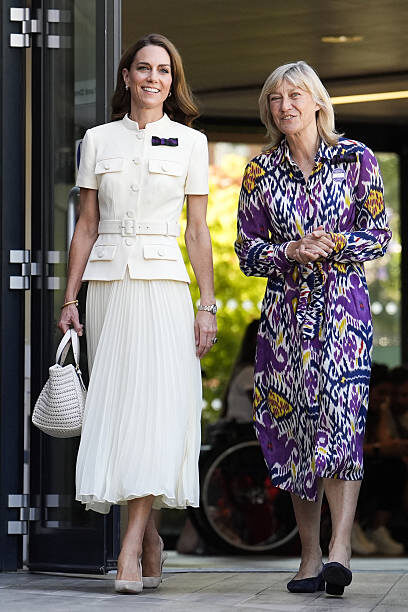 Кейт, принцесса Уэльская (слева), беседует с председателем правления Всеанглийского клуба лаун-тенниса и крокета Деборой Джеванс. Фото Jordan Pettitt / POOL / AFP