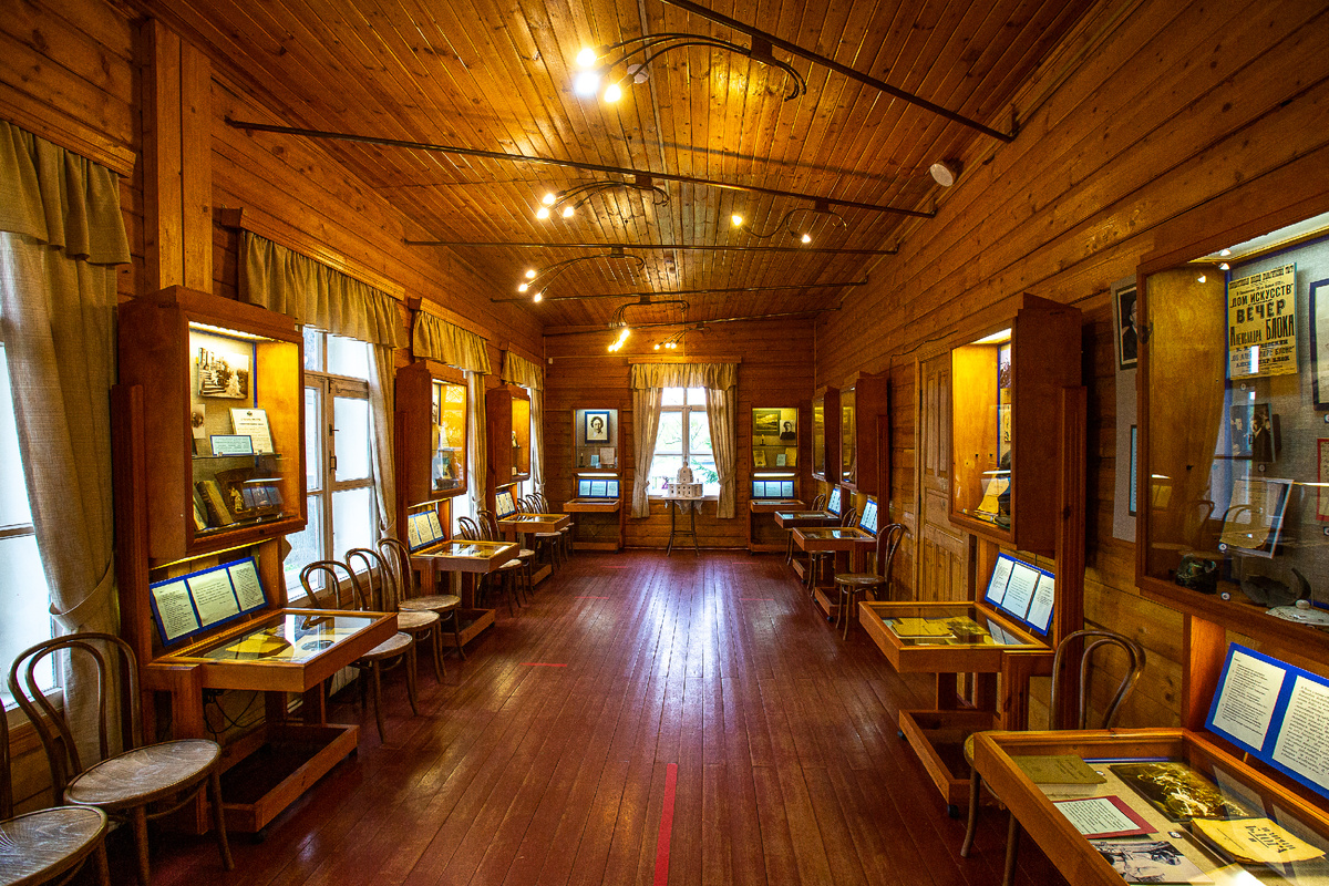 Музей А.А. Блока в здании бывшей земской школы, ныне Государственный мемориальный музей-заповедник Д.И. Менделеева и А.А. Блока (усадьба Тараканово). Деревня Тараканово, городской округ Солнечногорск, Московская область. Фото автора статьи