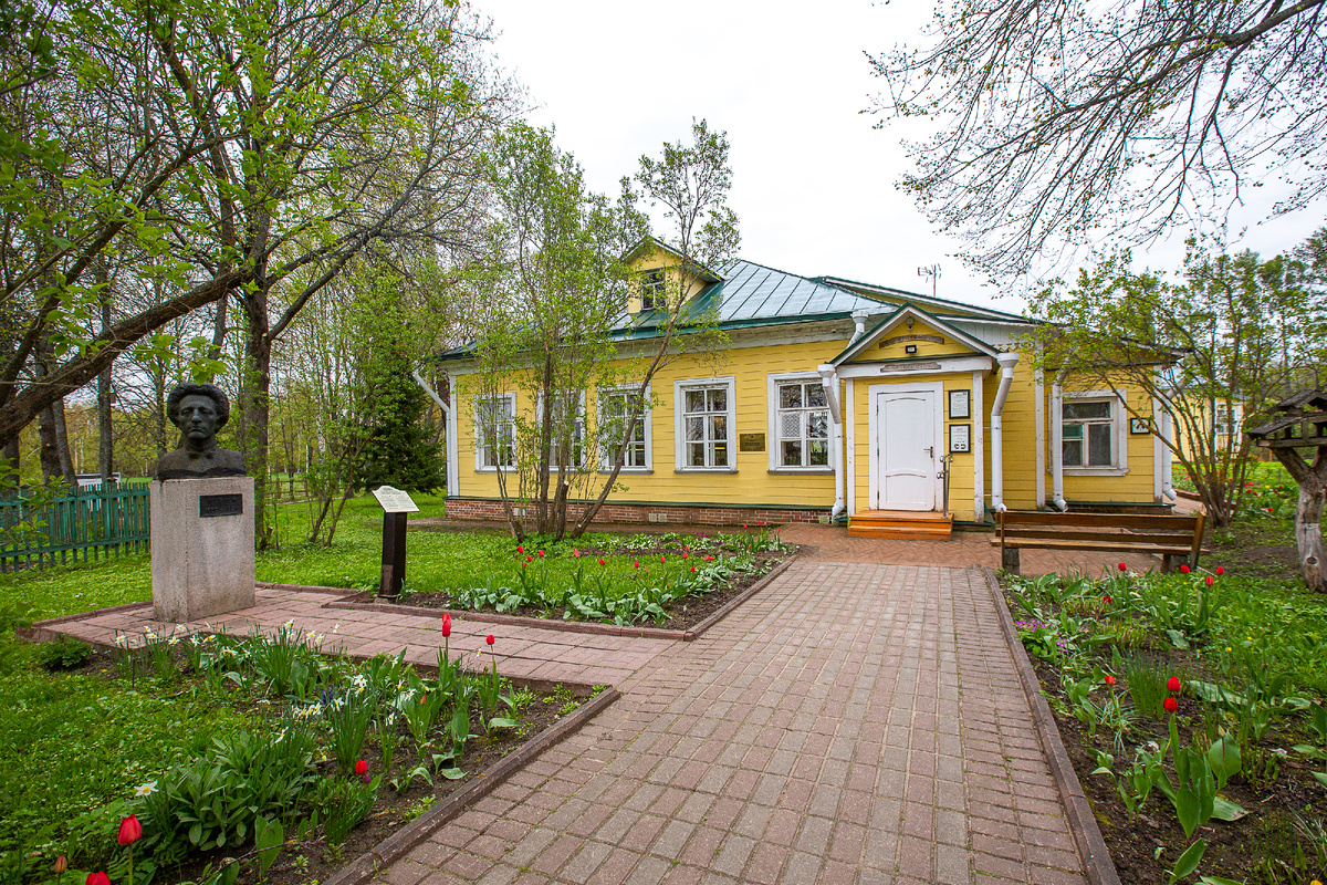 Здание бывшей земской школы, ныне Государственный мемориальный музей-заповедник Д.И. Менделеева и А.А. Блока (усадьба Тараканово). Деревня Тараканово, городской округ Солнечногорск, Московская область. Фото автора статьи
