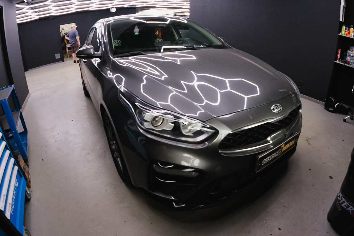 Источник фото: https://custom-heroes.ru/raboty/vid-uslugi/avtozvuk/ustanovka-magnitoly-teyes-lux-one-v-kia-cerato-maksimum-tehnologiy-dlya-lyubimogo-avtomobilya/