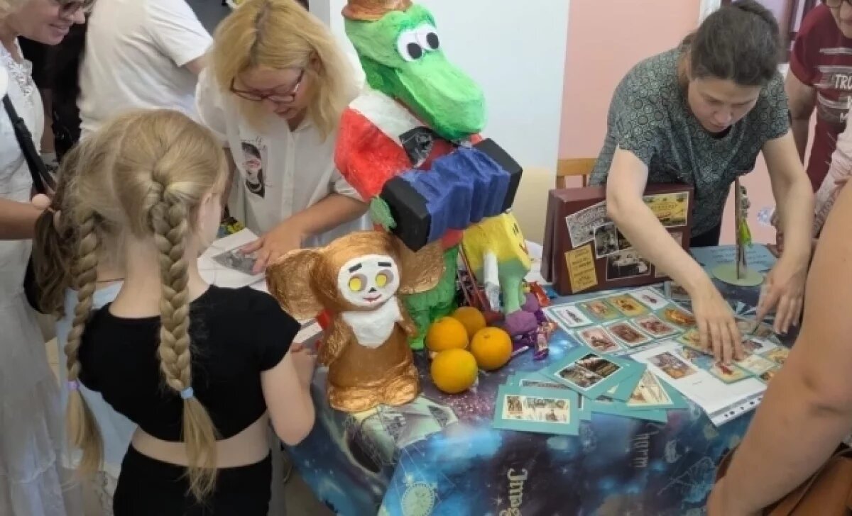    Книги и шоколад.