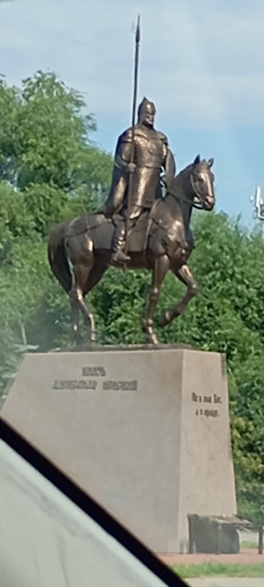 Памятник в посёлке  Александру  Невскому. 