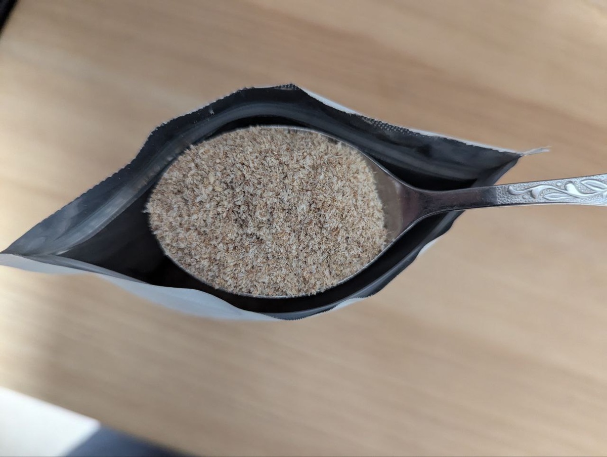 На вид —  как какая-то шелуха, но и это и есть шелуха. Шелуха семян подорожника.