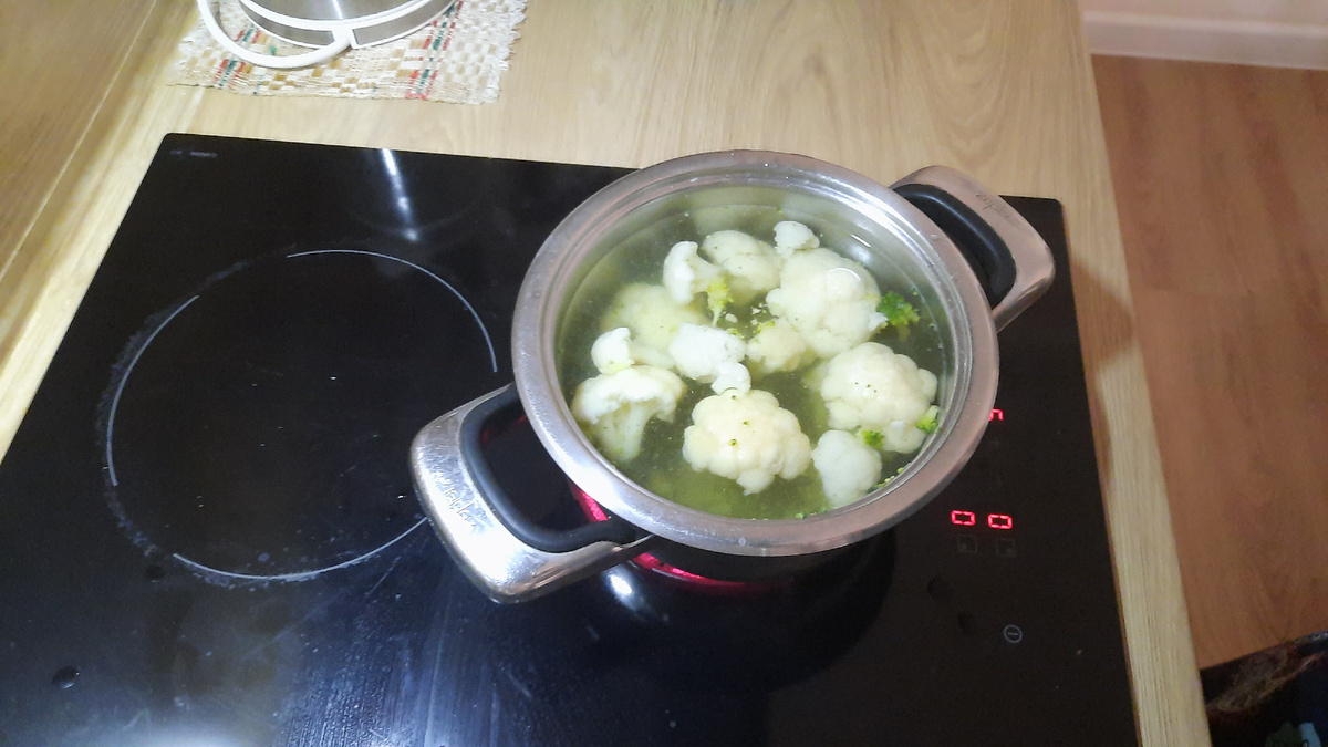 Воду следует посолить.