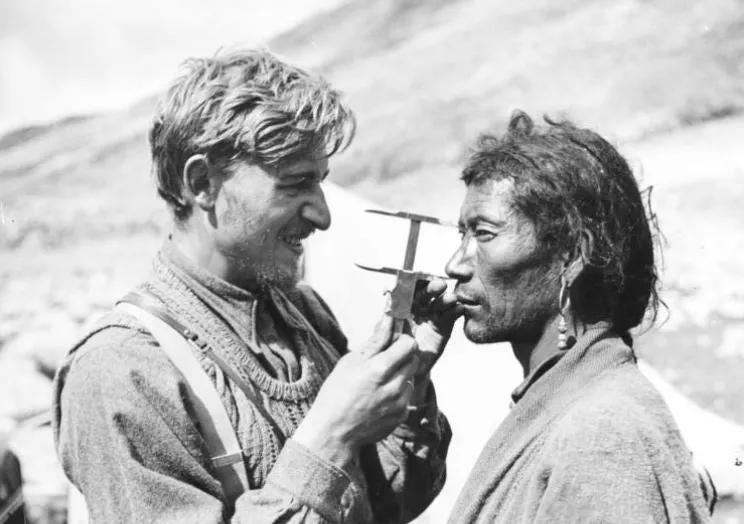 Бруно Бегер из СС проводит антропометрические исследования в Сиккиме, Индия