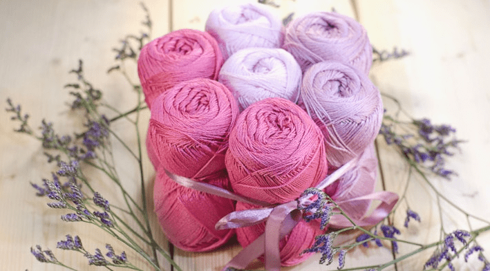 Из нескольких моточков можно связать не только шапочку, но и целый комплект одежды для малыша