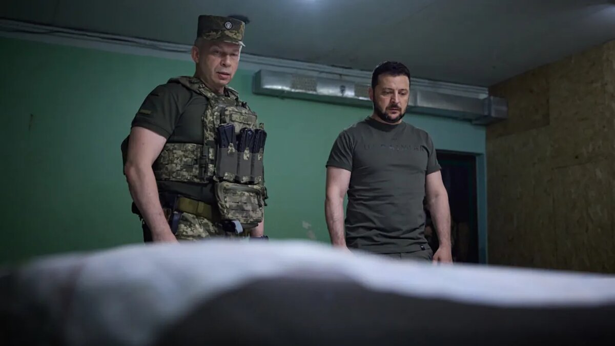   Пресс-служба президента Украины- Главнокомандующий Вооруженных сил Украины Александр Сырский и президент Украины Владимир Зеленский