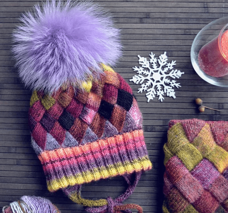 Шапка энтерлак спицами выглядит очень необычно