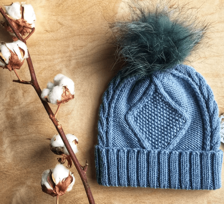 Вязаная шапка с меховым помпоном чаще всего выполняется фактурным рисунком