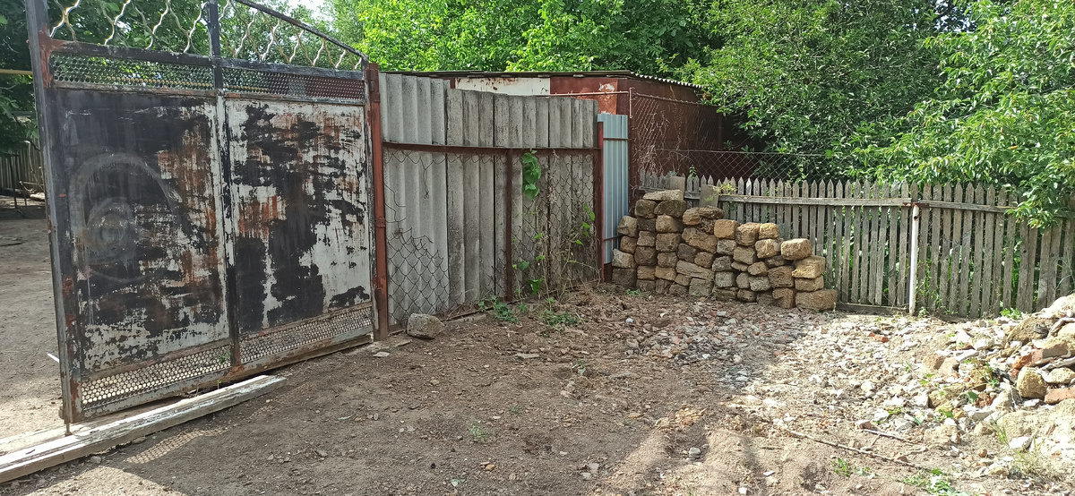 Готовлю место для будущего навеса. 