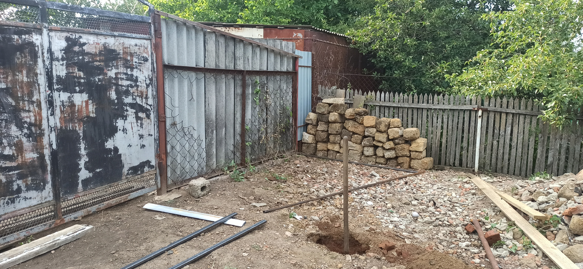 Отмерял 2 метра и копаю ямки