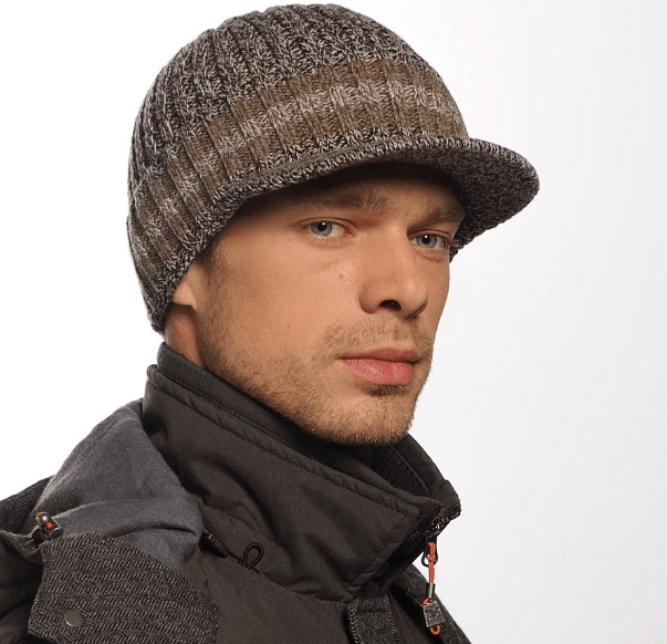 Мужская шапка с козырьком проста и удобна