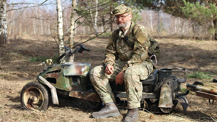    Юрий Евич на своем спасительном "игрушечном" тягаче. Фото предоставлено Юрием Евичем