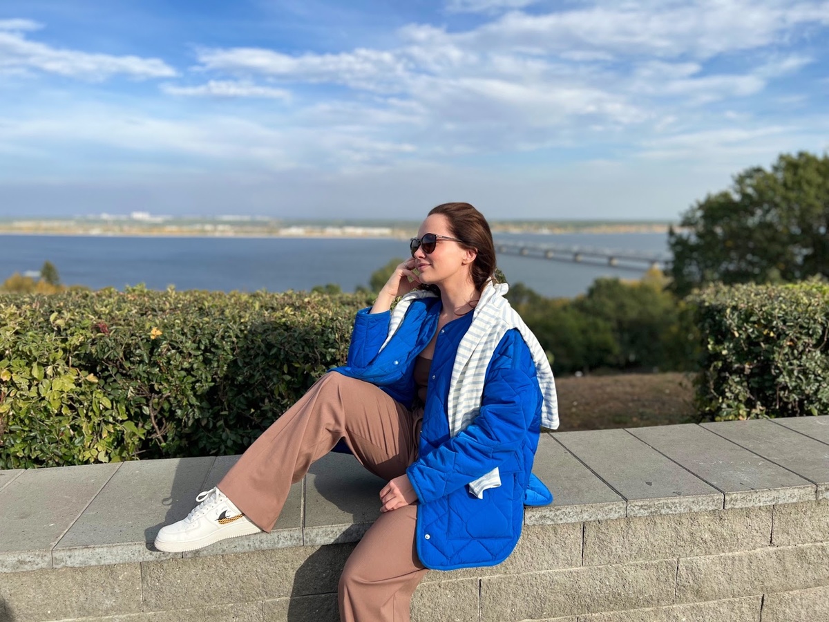 Вот такие у нас шикарные виды на Волгу. На самом деле, Волга раньше была намного уже, потом построили плотину и теперь это – Куйбышевское водохранилище