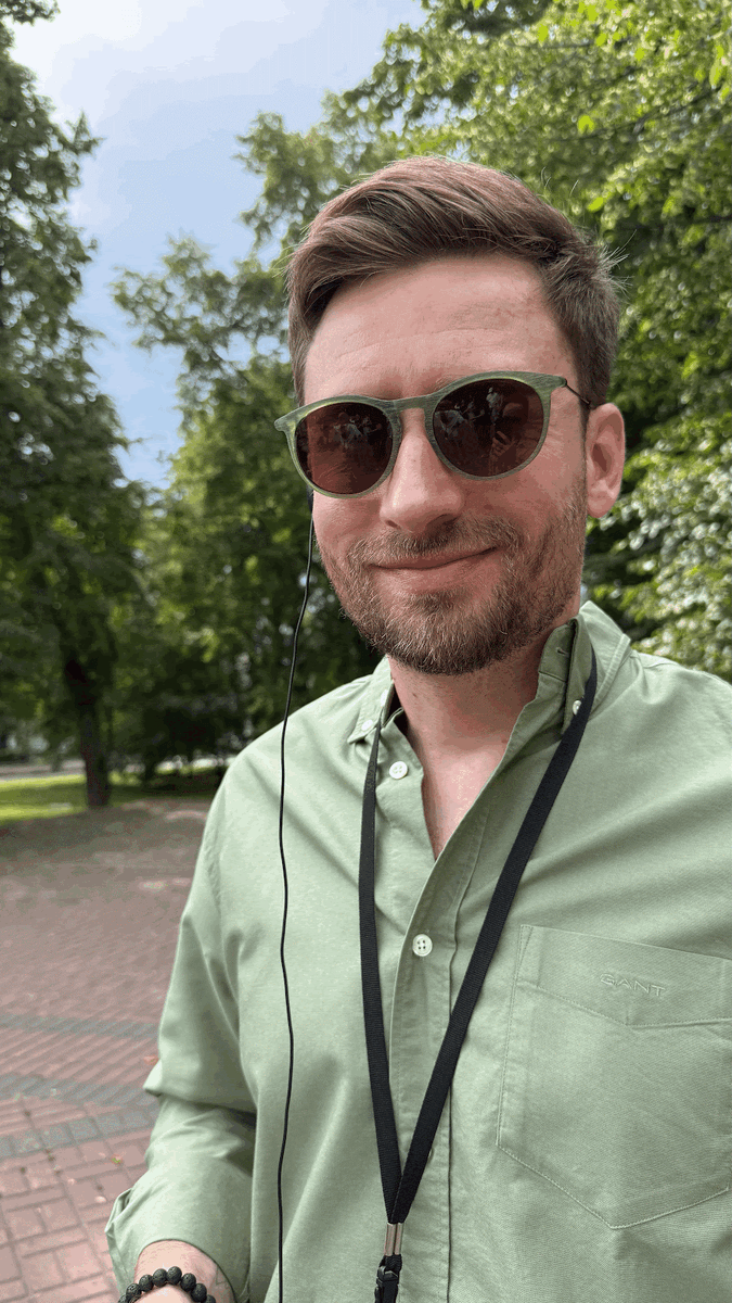 Мне понравилось, что наушник не надо было втыкать в ухо. Он просто вешался сверху. Это, мне кажется, гигиеничнее.