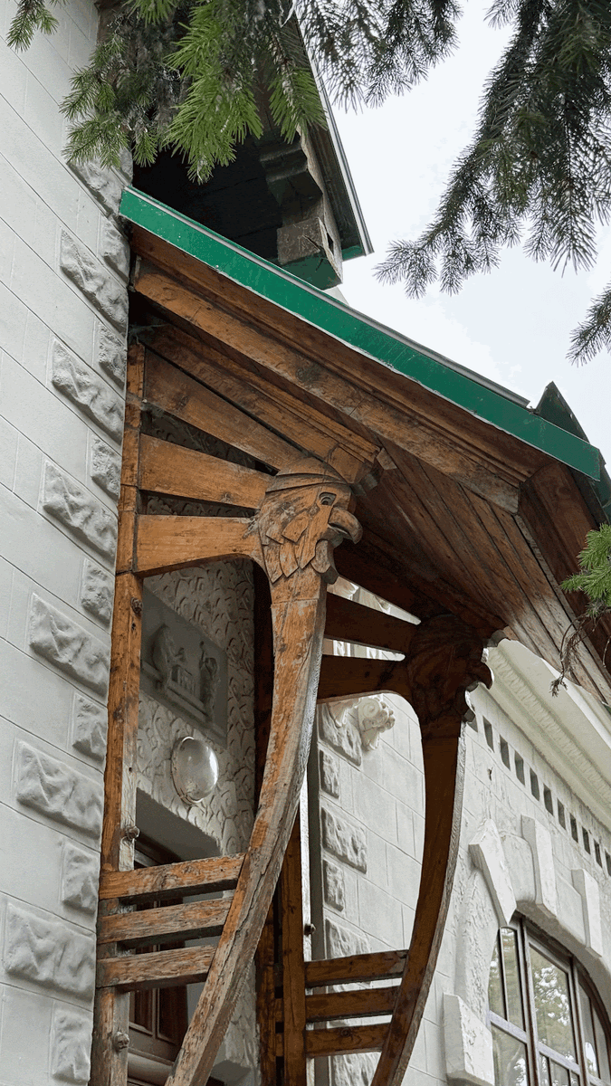 Деревянные петушки тоже сохранились