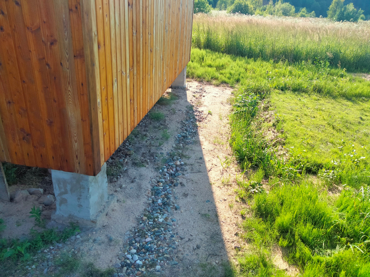 Получилось как-то так. Раньше вид северной части домика меня самого даже раздражал, он казался парящим. Теперь уже совершенно иной вид.