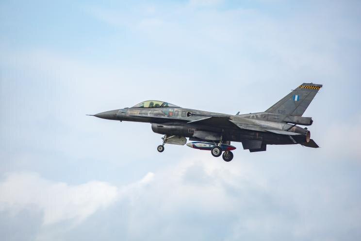 Согласно рассекреченным документам, в 2023 году во время учений в Аризоне истребитель F-16 ВВС США столкнулся с неизвестным объектом.
NurPhoto через Getty Images