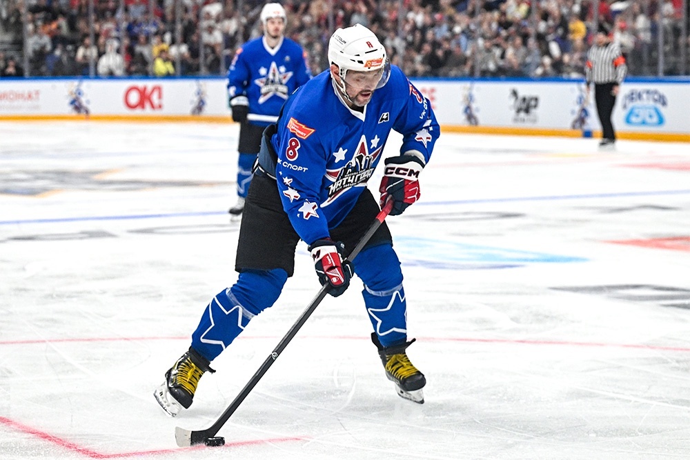    К лучшему снайперу регулярных сезонов НХЛ за всю историю Александру Овечкину было приковано максимум внимания. / Фото: РИА Новости