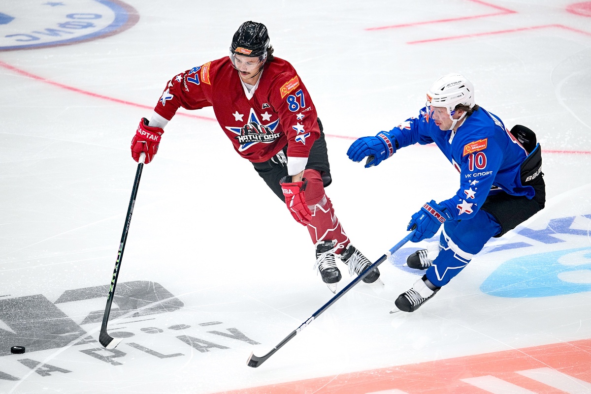    Форвард звезд НХЛ Артемий Панарин (справа) успевал пасовать, забивать и едко подшучивать над соперниками./РИА Новости