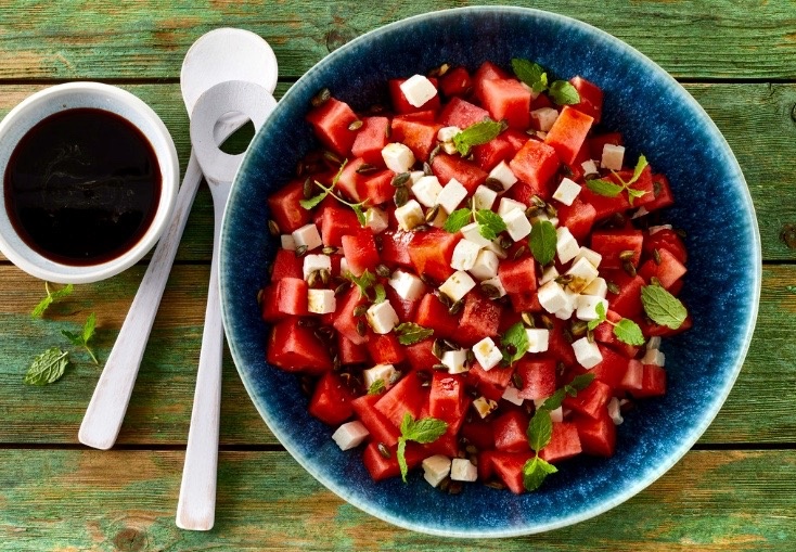 Арбузный салат с фетой, тыквенными семечками и соусом бальзамико.