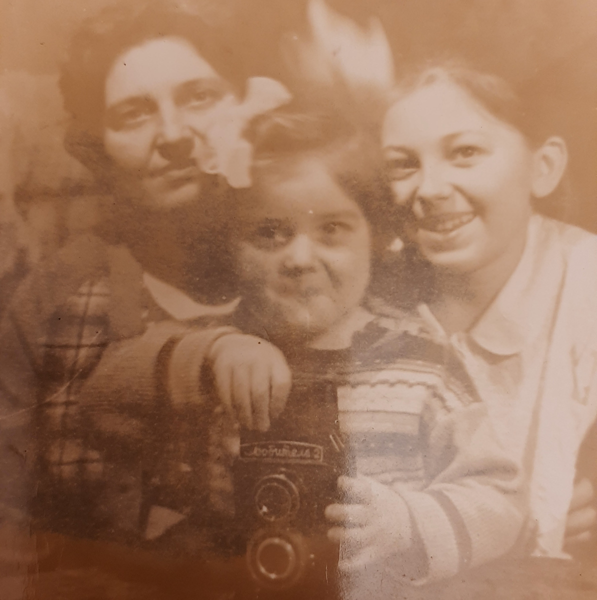 Мама, старшая сестра и я с фотоаппаратом