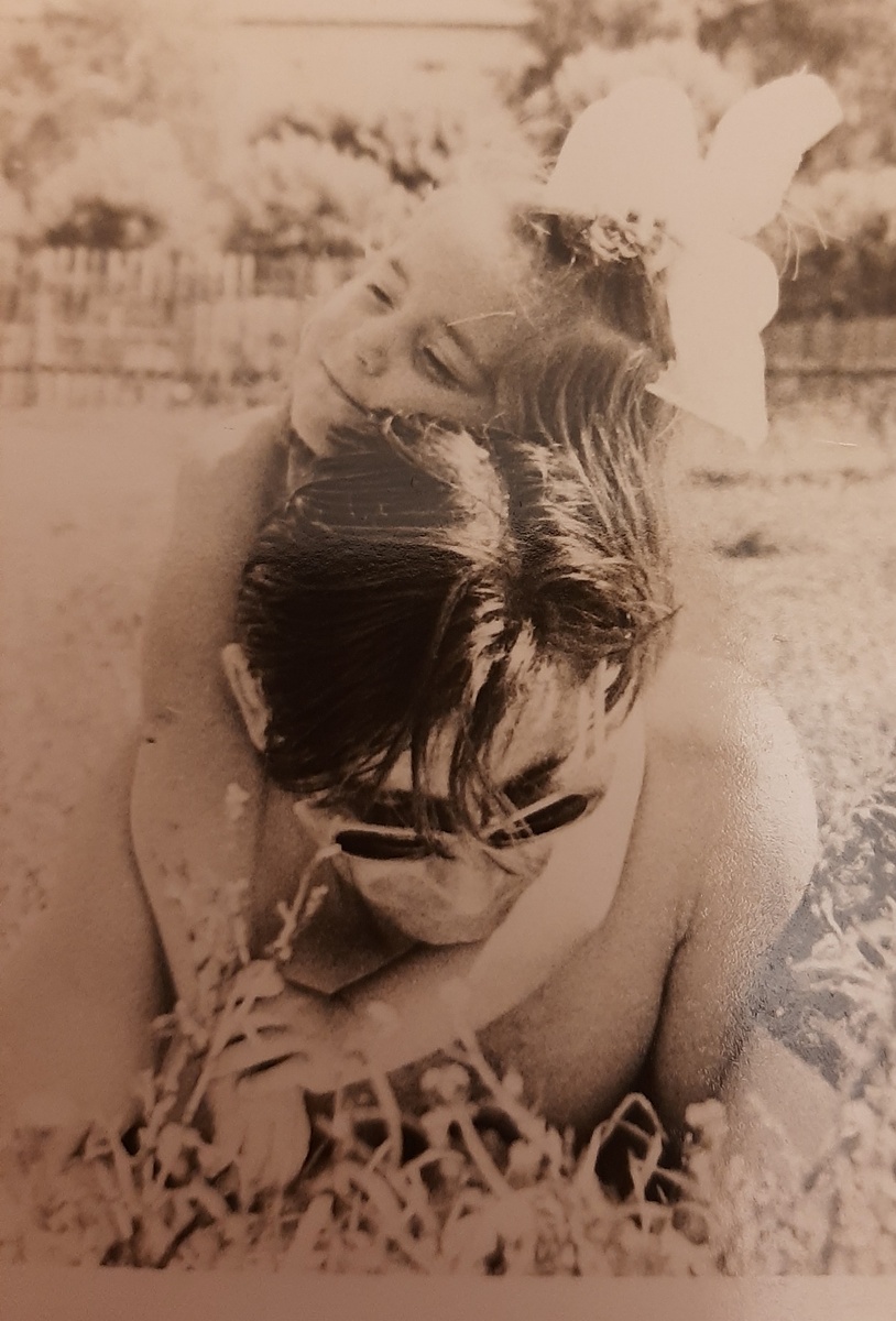 Загораю с папой, а он от книги не может оторваться. Родители много читали.