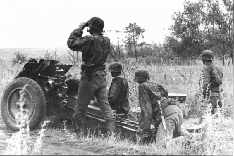 Немецкая легкое пехотное орудие leIG 18 в бою. 1943 г.