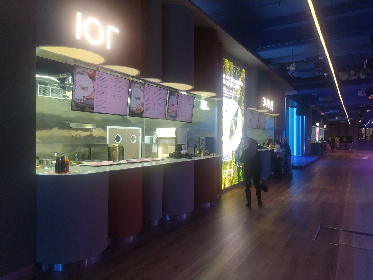 Фудкорт в Национальном центре "Россия"