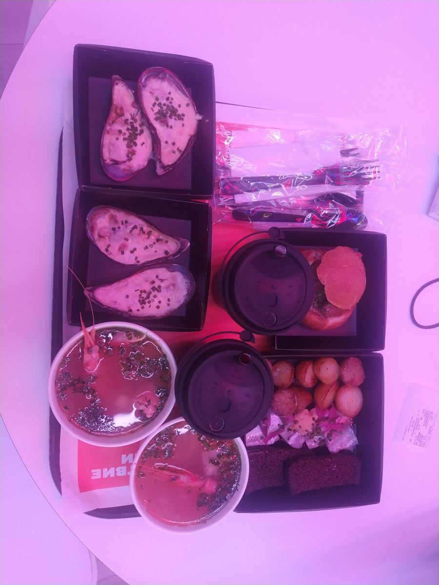 Блюда с фудкорта в Национальном центре "Россия"