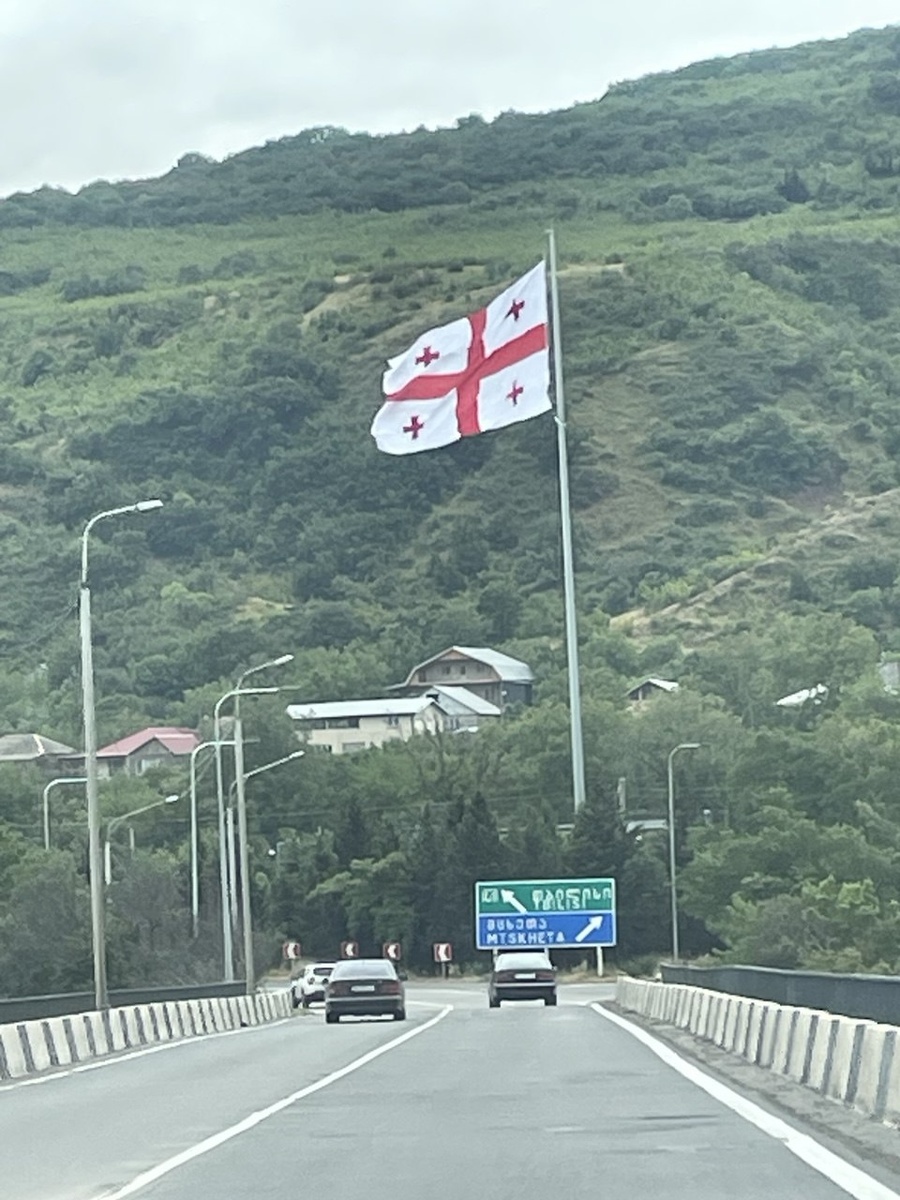 Налево - Тбилиси, направо - Мцхета. 