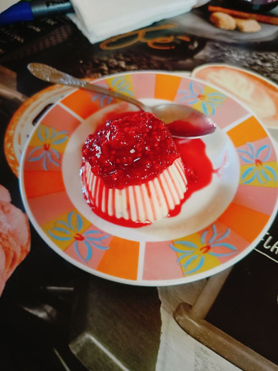 Десерт политый малиной протертой с сахаром