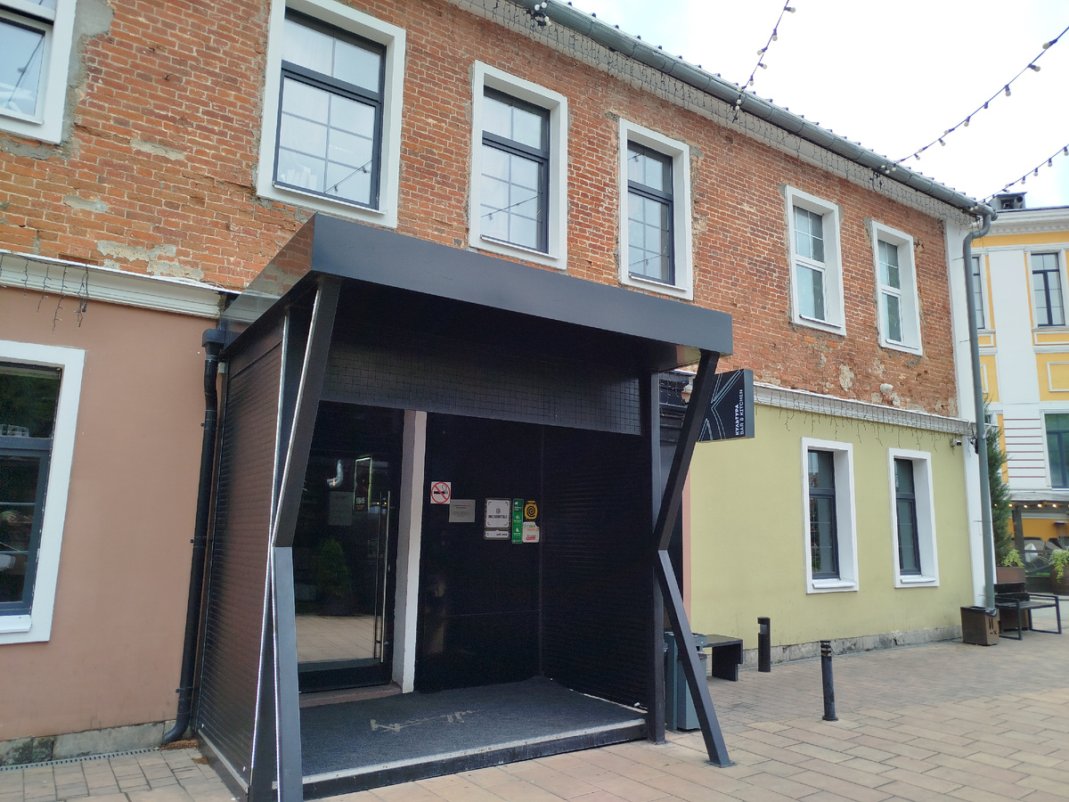 Входная группа заведения. 