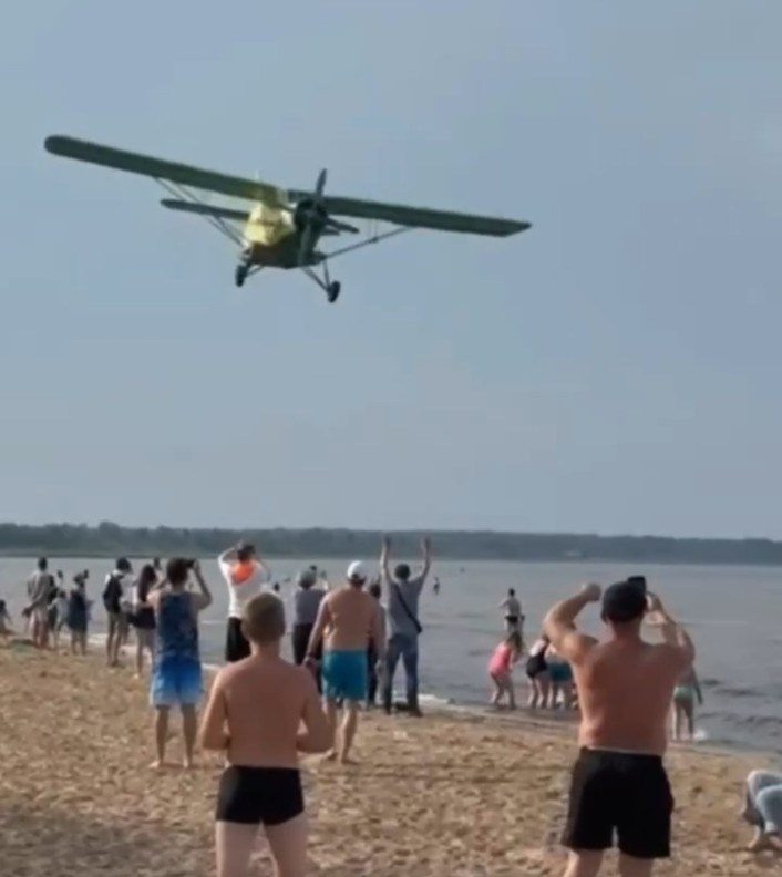 Самолёт пролетел прямо над головами отдыхающих