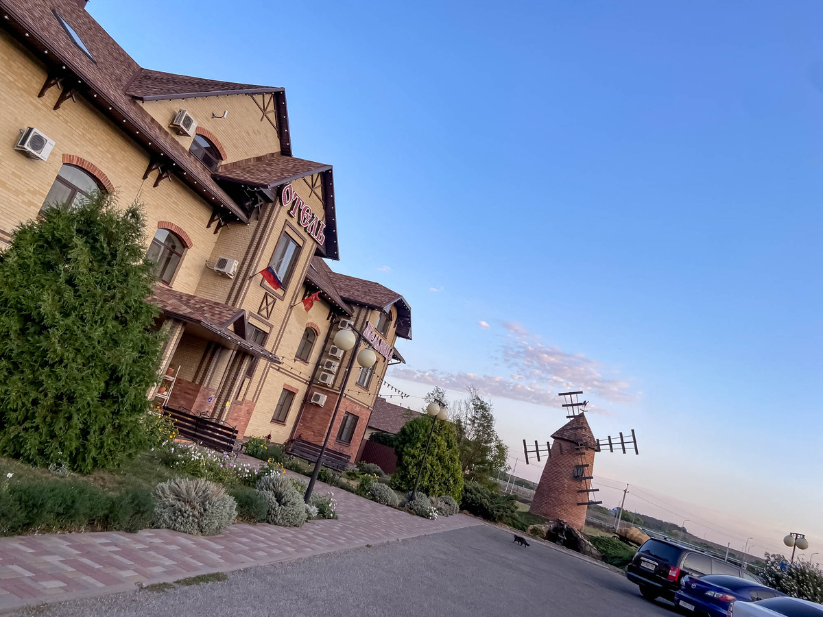 Фасад "Старой мельницы" и символ отеля - собственно, мельница (сентябрь 2024)