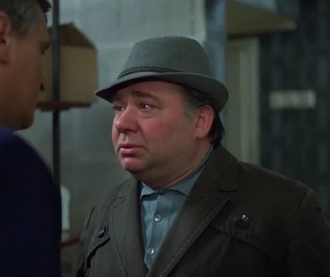 Харитонов приходит к Бузыкиным, как к себе домой и активно требует общения... Кадр из фильма «Осенний марафон» (1979). Кинопоиск.ру.