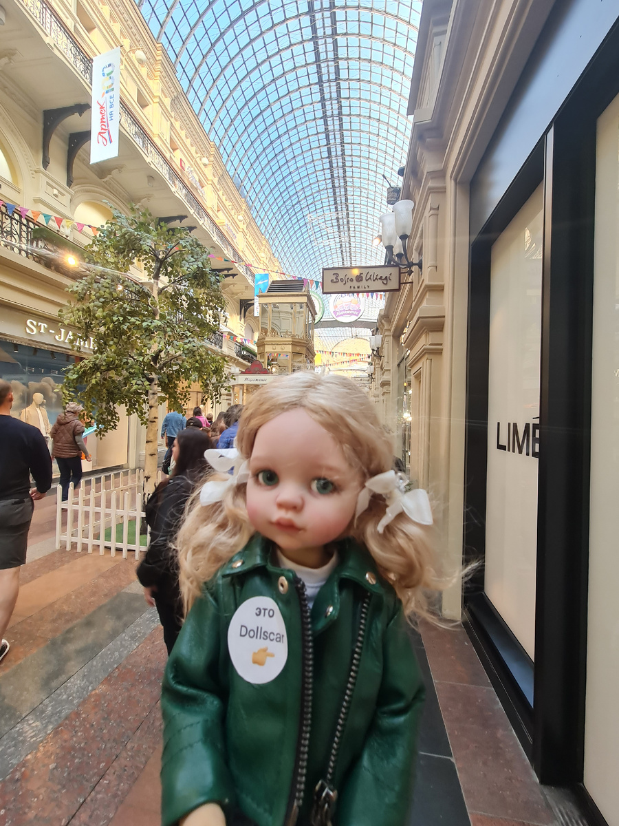 Фото размытое, я еле поймала Марьяшу в кадр, она норовила убежать и скрыться в рядах магазинчиков