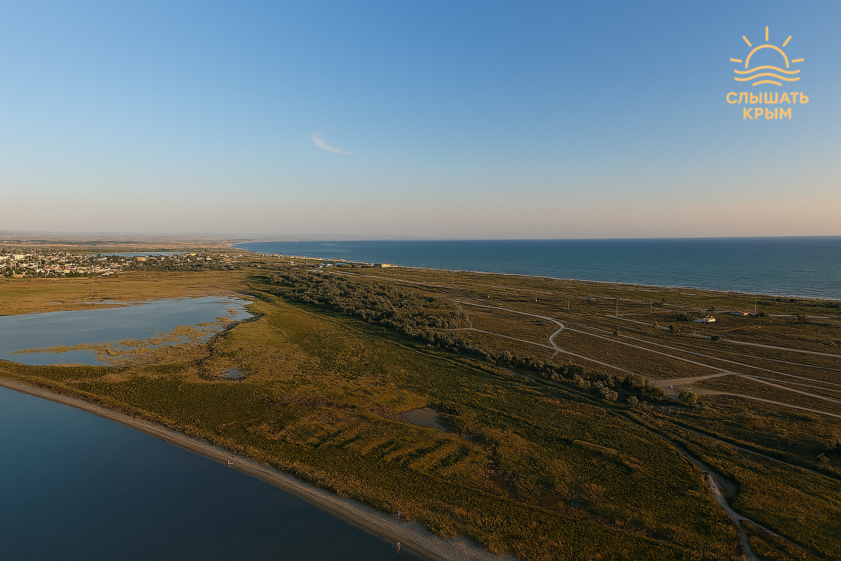 Слева Сакское озеро, справа Чёрное море. Там, где между озером и морем остаётся только кожа, Крым входит в тебя бесшумно.