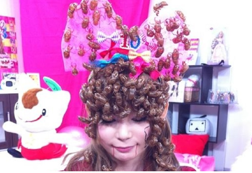 Японская певицы обвешалась цикадами и выложила в сеть. Япония такая япония