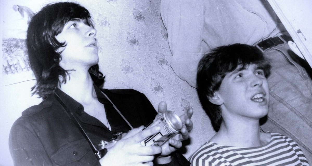 Алексей Марков, Виктор Кульганек (БРЕШЬ БЕЗОПАСНОСТИ). 1 апреля 1992 года на квартире Ника Рок-н-Ролла  около м.Беляево. Фото из архива А.Маркова