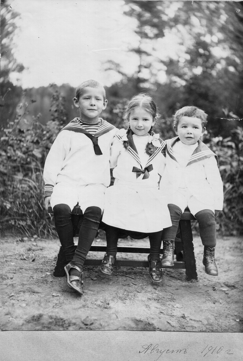 Юша, Лиза и Сережа Самарины. 1910 г.