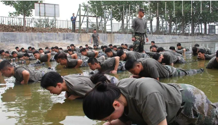 Жесткий военный лагерь для гражданских. 