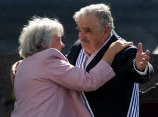 Лусия Тополански и Хосе Мухика во время церемонии принятия Мухикой должности президента. Монтевидео, 1 марта 2010 года. MATILDE CAMPODONICO (ASSOCIATED PRESS)