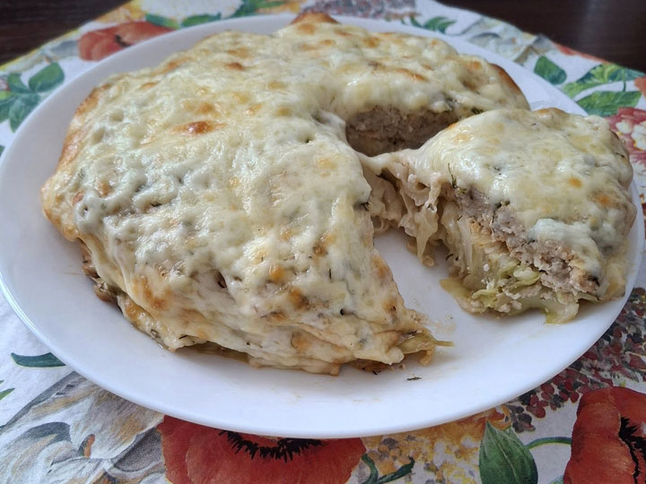 Запечённый капустный «стейк» с фаршем и соусом
