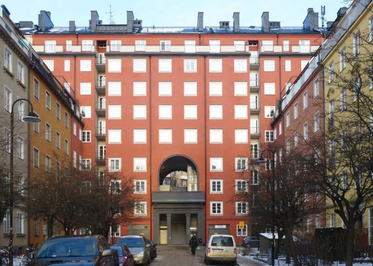 Дом, в котором жила Лилли Линдестрем. Ее окно первое справа от арки на четвертом этаже