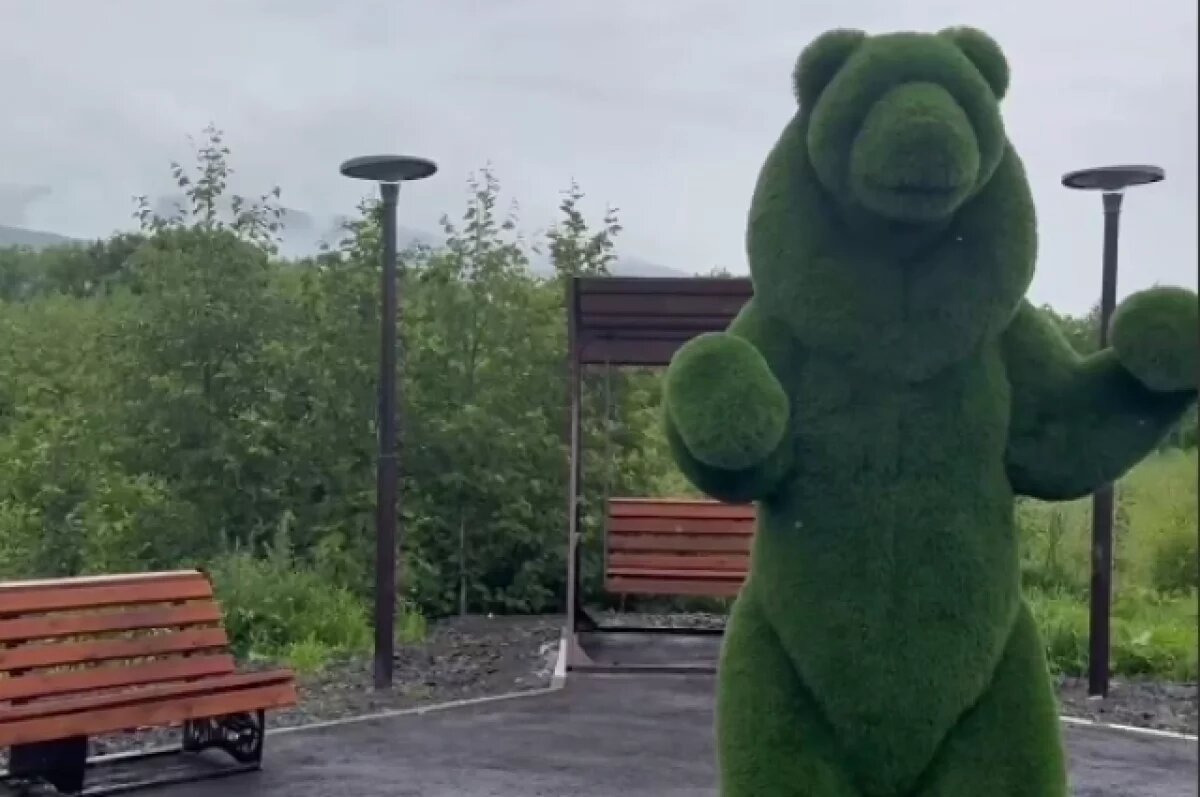    В Ключах на Камчатке установили топиарного медведя и скамью примирения